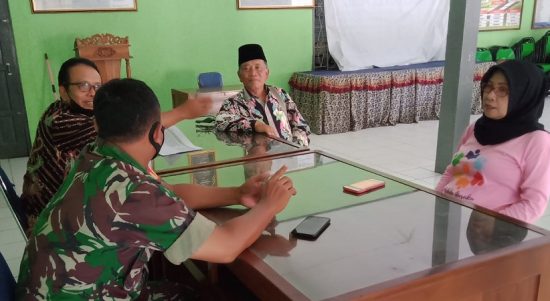 Babinsa Mengobrol di Kantor Kepada Desa, Selasa (29/03/2022), (V24/Amir)