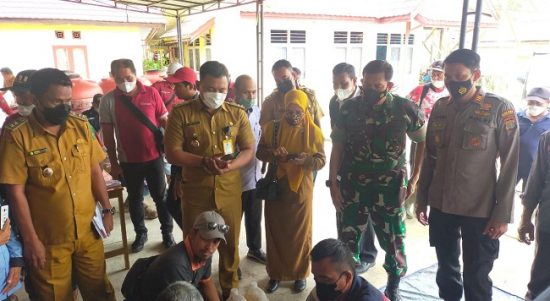 PT. Alam Jaya Persada Memberikan Stock Minyaknya Kepada Camat, Senin (28/03/2022), (V24/AL)
