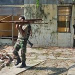 TNI dan Polri Melaksanakan Gotong Royong Asrama, Kamis (31/03/2022), (V24/Amir)