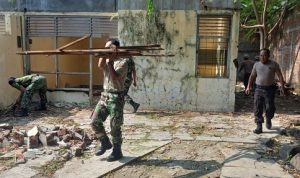 TNI dan Polri Melaksanakan Gotong Royong Asrama, Kamis (31/03/2022), (V24/Amir)