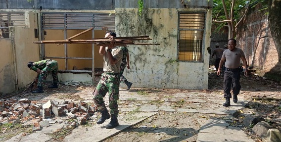 TNI dan Polri Melaksanakan Gotong Royong Asrama, Kamis (31/03/2022), (V24/Amir)