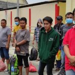 Pemuda Migran di Pulangkan Ke Daerahnya Masing-masing, Walaupun Tidak Merasa Sedih, Kamis (31/03/2022), (V24/M.anwar)