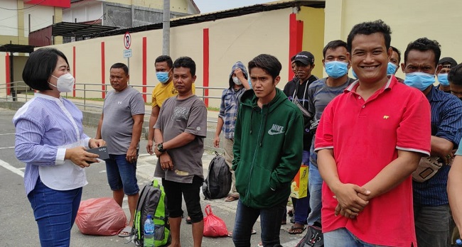 Pemuda Migran di Pulangkan Ke Daerahnya Masing-masing, Walaupun Tidak Merasa Sedih, Kamis (31/03/2022), (V24/M.anwar)