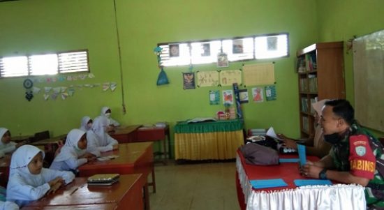 Babinsa 07/Jlk Juga Aktif dalam Pembentukan Karakter Anak SD