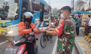 Babinsa dan Anggota Pramuka Sakawira Kartika Berbagi Takjil kepada warga