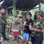 Satgas Pamtas RI-PNG Yonif 126/KC Pos Batom menyalurkan bantuan berupa bibit padi dan jagung kepada warga Kampung Batom