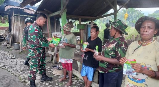 Satgas Pamtas RI-PNG Yonif 126/KC Pos Batom menyalurkan bantuan berupa bibit padi dan jagung kepada warga Kampung Batom