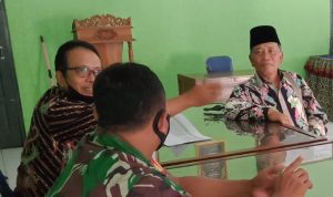 Babinsa Sedang Berkomsos, Rabu (30/03/2022), (V24/Amir)