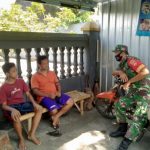 Babinsa Sedang Berkomunikasi Dengan Warga Sekitar, Jumat (01/04/2022), (V24/Amir)