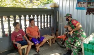 Babinsa Sedang Berkomunikasi Dengan Warga Sekitar, Jumat (01/04/2022), (V24/Amir)