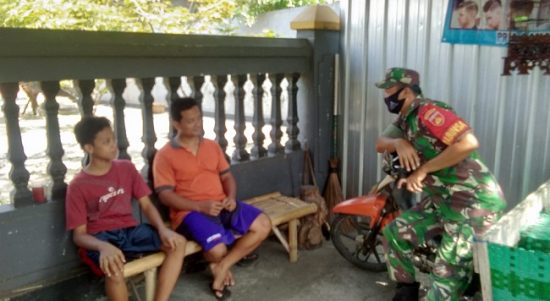 Babinsa Sedang Berkomunikasi Dengan Warga Sekitar, Jumat (01/04/2022), (V24/Amir)