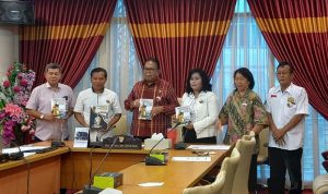 DPRD Sumut Memberi Pendapatnya Terhadap Buku Jokowi, Kamis (31/03/22), (V24/VINA) DPRD Sumut Memberi Pendapatnya Terhadap Buku Jokowi, Kamis (31/03/22), (V24/VINA)