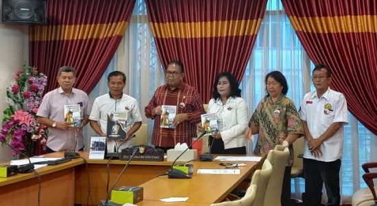 DPRD Sumut Memberi Pendapatnya Terhadap Buku Jokowi, Kamis (31/03/22), (V24/VINA)