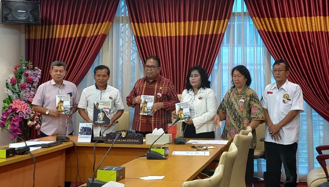 DPRD Sumut Memberi Pendapatnya Terhadap Buku Jokowi, Kamis (31/03/22), (V24/VINA)