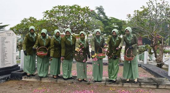 Ibu Persit Menabur Bunga di Makam Pahlawan, Jumat (01/04/2022), (V24/AL)