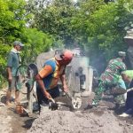 Babinsa dan Warga Mengaduk Semen Bangunan, Jumat (01/04/2022), (V24/Rudi)