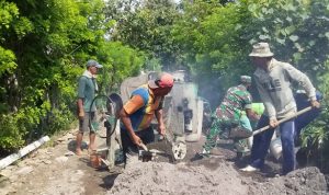 Babinsa dan Warga Mengaduk Semen Bangunan, Jumat (01/04/2022), (V24/Rudi)