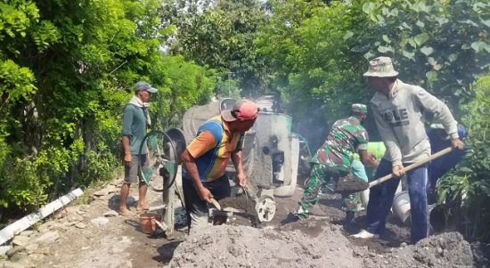 Babinsa dan Warga Mengaduk Semen Bangunan, Jumat (01/04/2022), (V24/Rudi)