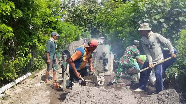Babinsa dan Warga Mengaduk Semen Bangunan, Jumat (01/04/2022), (V24/Rudi)