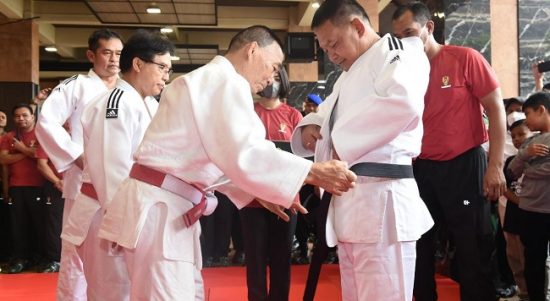 Kasad Mendapatkan Sabuk Hitam Dalam Bela Diri Judo, Jumat (01/04/2022), (V24/AL)