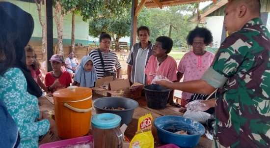 Wah! Satgas Juga Pandai Memasak ya bu, Jumat (01/04/2022), (V24/AL)