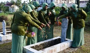 Persit KCK Menabur Bunga, Jumat (01/04/2022), (V24/AL)