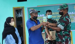 Babinsa Memberikan Pupuk Gratis, Jumat (01/04/2022), (V24/AL)