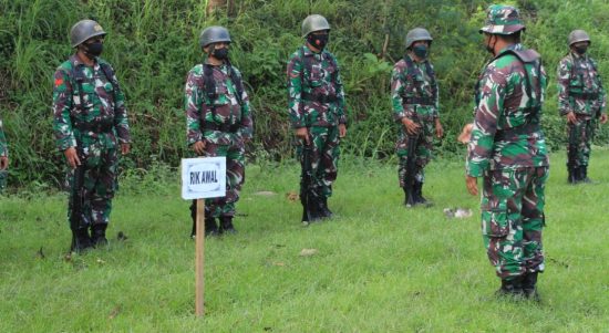 TNI Latihan Menembak Senjata Ringan Mengunakan Senjata Ringan, Rabu (30/03/2022), (V24/Madli)
