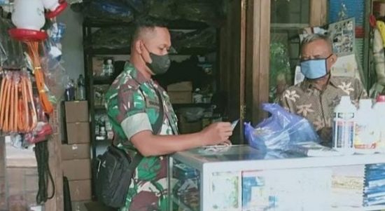 Babinsa Mengunjungi Kios Pak Joko , Jumat (01/04/2022), (V24/Rudi)