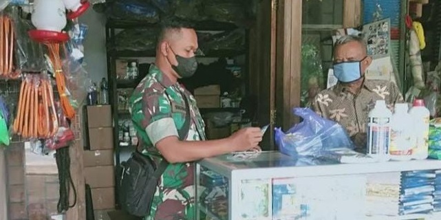 Babinsa Mengunjungi Kios Pak Joko , Jumat (01/04/2022), (V24/Rudi)