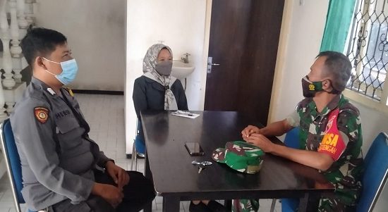 Korawil Berbicara Dengan Warga, Sabtu (02/04/2022), (V24/Madli)