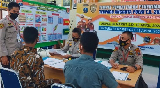 Nanti Kuotanya Habis Loh! Calon Polisi Mendaftar ke Polres, Sabtu (02/04/2022), (V24/AL)
