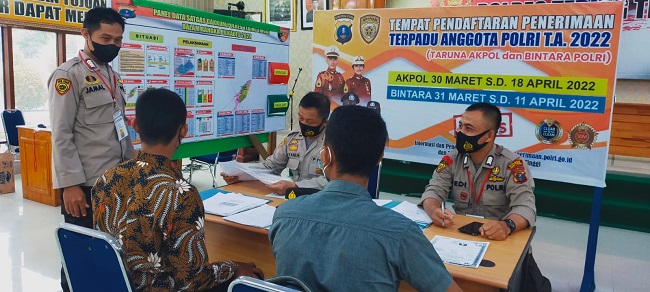 Nanti Kuotanya Habis Loh! Calon Polisi Mendaftar ke Polres, Sabtu (02/04/2022), (V24/AL)