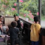 Satgas Berbincang Dengan Warga Perbatasan, Minggu (03/04/2022), (V24/AL)