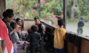 Satgas Berbincang Dengan Warga Perbatasan, Minggu (03/04/2022), (V24/AL)