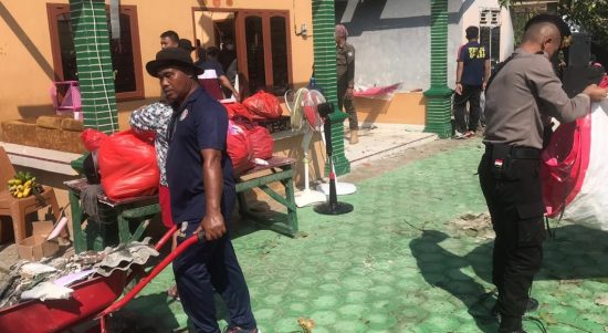 Angin Puting Beliung Membuat Sejumlah Rumah Warga Rusak, Sabtu (02/04/2022), (V24/AL)