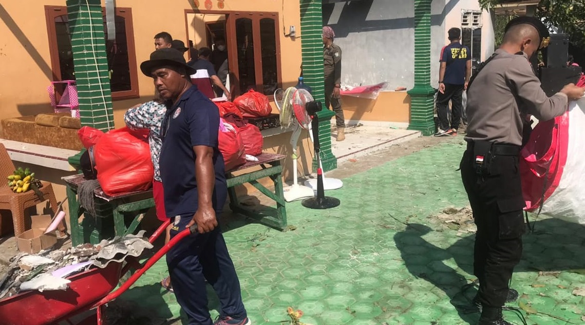 Angin Puting Beliung Membuat Sejumlah Rumah Warga Rusak, Sabtu (02/04/2022), (V24/AL)