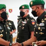 TNI Sedang Berjabat Tangan, Sabtu (02/04/2022), (V24/AL) TNI Sedang Berjabat Tangan, Sabtu (02/04/2022), (V24/AL)