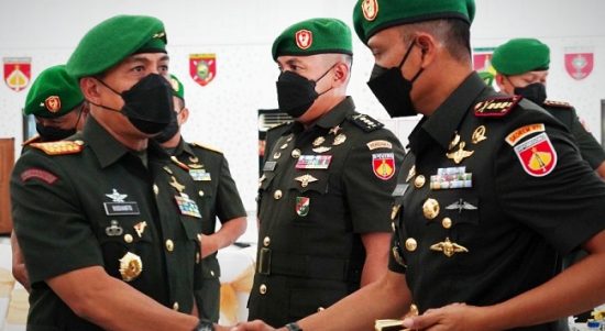 TNI Sedang Berjabat Tangan, Sabtu (02/04/2022), (V24/AL)