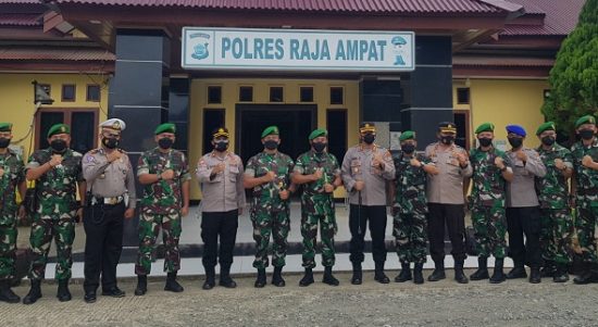 Wah enak ni! Sambil Jalan-jalan, Kapolres Raja Ampat Mendapat Kunjungan, Jumat (01/04/2022), (V24/AL)
