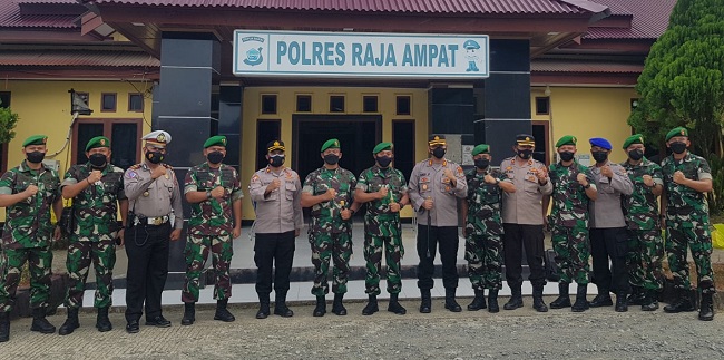 Wah enak ni! Sambil Jalan-jalan, Kapolres Raja Ampat Mendapat Kunjungan, Jumat (01/04/2022), (V24/AL)