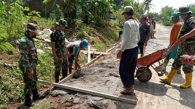 Babinsa Memang Kuat Sangat, Senin (04/04/2022), (V24/Rudi)