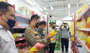 Minyak Goreng Memang Menggiurkan Untuk Emak-emak, Senin (04/04/2022), (V24/AL) Minyak Goreng Memang Menggiurkan Untuk Emak-emak, Senin (04/04/2022), (V24/AL)