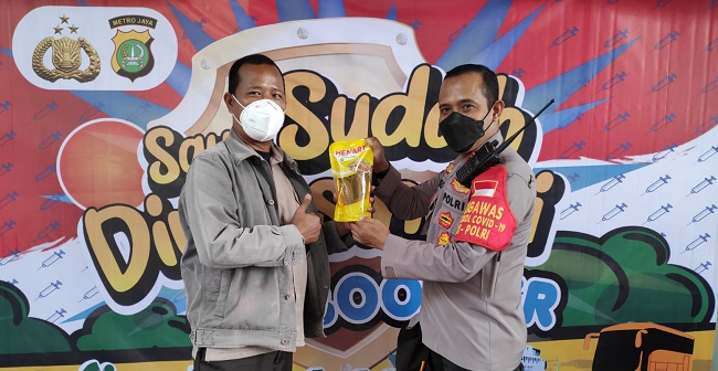 Buruan! Bagi yang Vaksin Dapat Minyak Goreng Lo..., Senin (04/04/2022), (V24/AL)