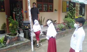 Murid Menghadiri Sekolah dan Belajar dengan Tatap Muka, Senin (04/04/2022), (V24/Madli)
