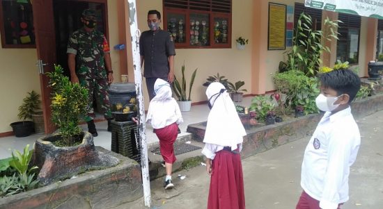 Murid Menghadiri Sekolah dan Belajar dengan Tatap Muka, Senin (04/04/2022), (V24/Madli)