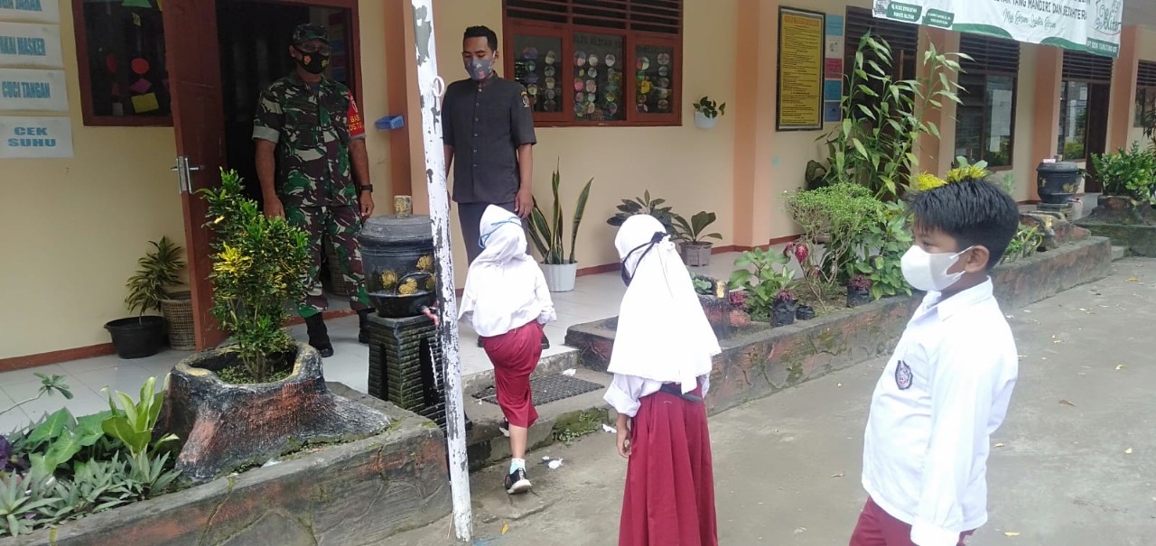 Murid Menghadiri Sekolah dan Belajar dengan Tatap Muka, Senin (04/04/2022), (V24/Madli)