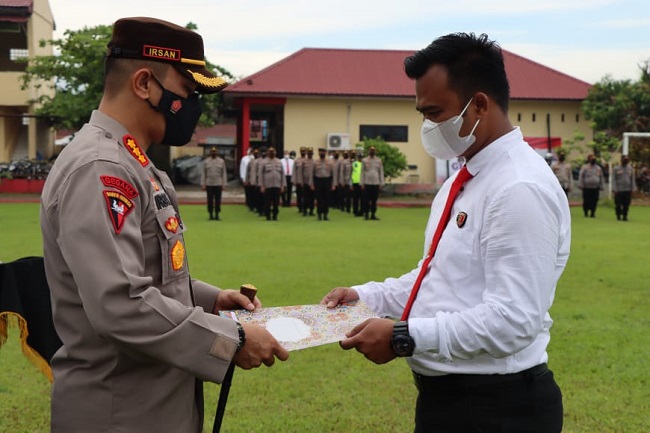 Mantap! Seratus Personel Mendapat Sebuah Penghargaan, Senin (04/04/2022), (V24/AL)