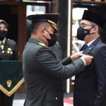 Kasad Memberikan Sebuah Penghargaan Khusus, Senin (04/04/2022), (V24/AL)
