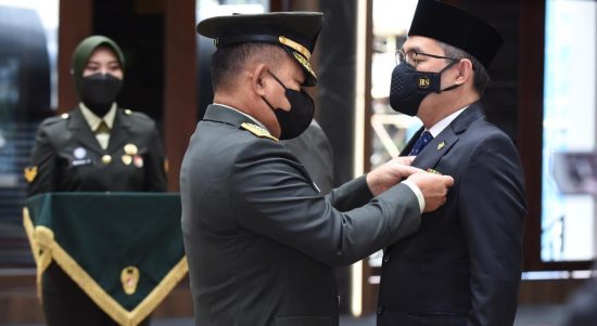 Kasad Memberikan Sebuah Penghargaan Khusus, Senin (04/04/2022), (V24/AL)